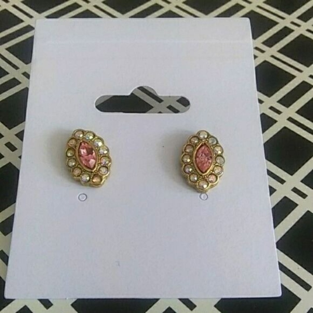 Oval rhinestone stud earrings with pink‎ center stone